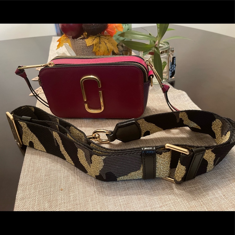 Selling my barely use Marc Jacobs Snapshot.Location is from Winnipeg Manitoba